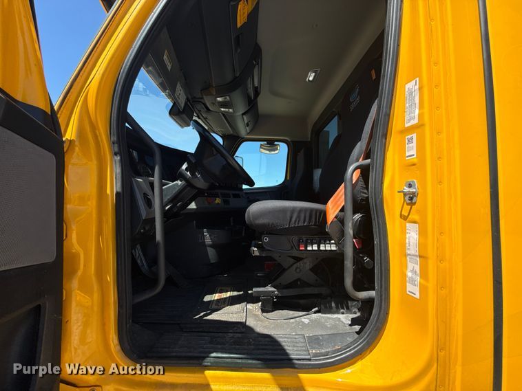 image for item NK9186 2022 Freightliner Cascadia 126 semi truck