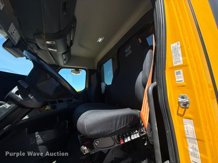 image for item NK9186 2022 Freightliner Cascadia 126 semi truck