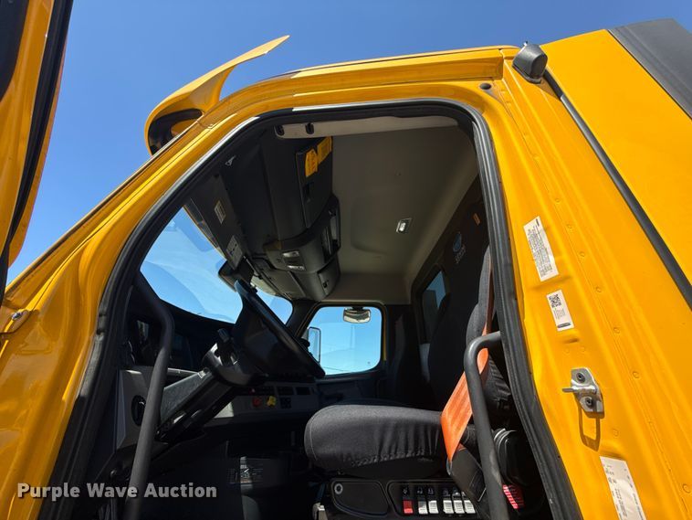 image for item NK9186 2022 Freightliner Cascadia 126 semi truck