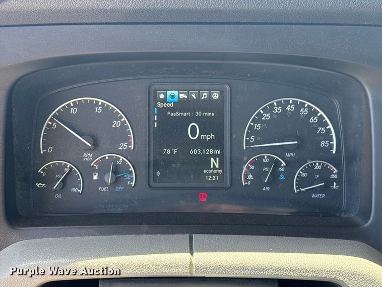 image for item NK9186 2022 Freightliner Cascadia 126 semi truck