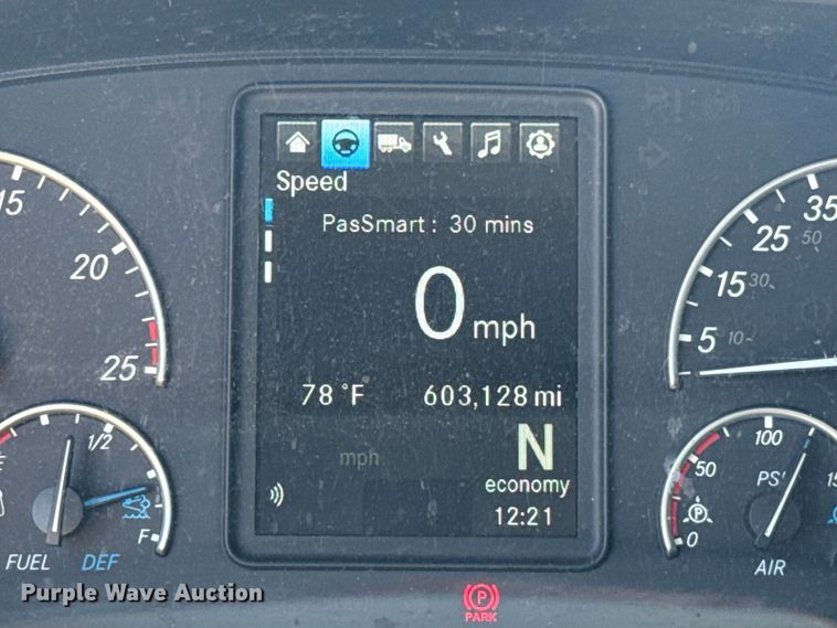 image for item NK9186 2022 Freightliner Cascadia 126 semi truck