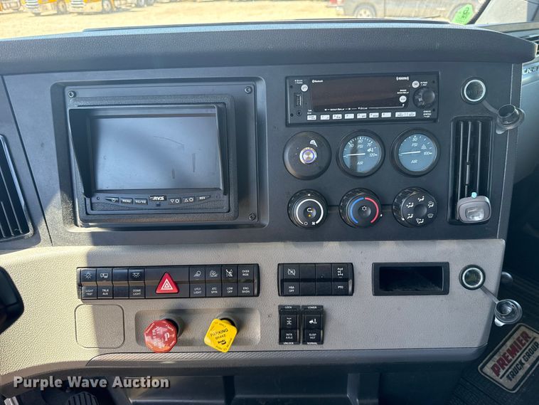 image for item NK9186 2022 Freightliner Cascadia 126 semi truck