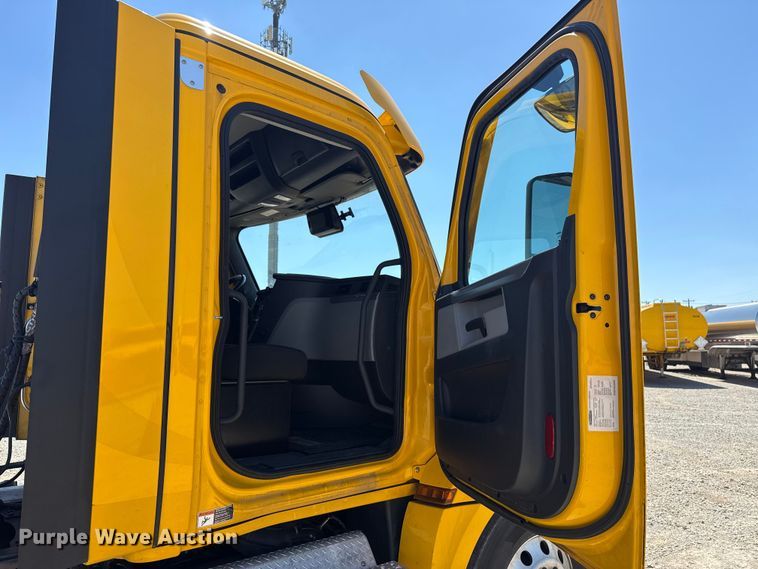 image for item NK9186 2022 Freightliner Cascadia 126 semi truck