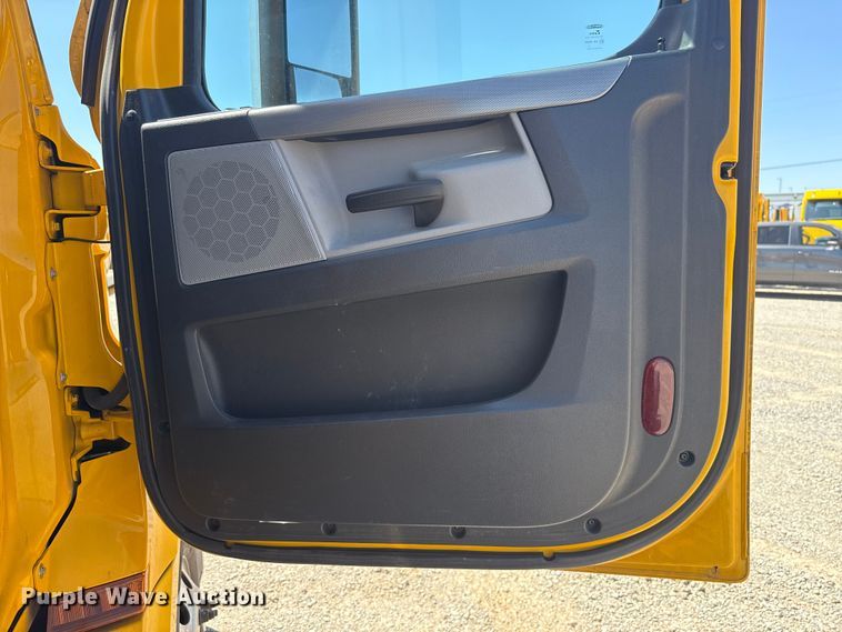 image for item NK9186 2022 Freightliner Cascadia 126 semi truck