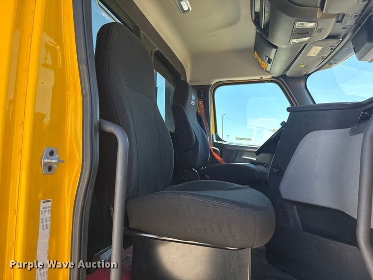 image for item NK9186 2022 Freightliner Cascadia 126 semi truck