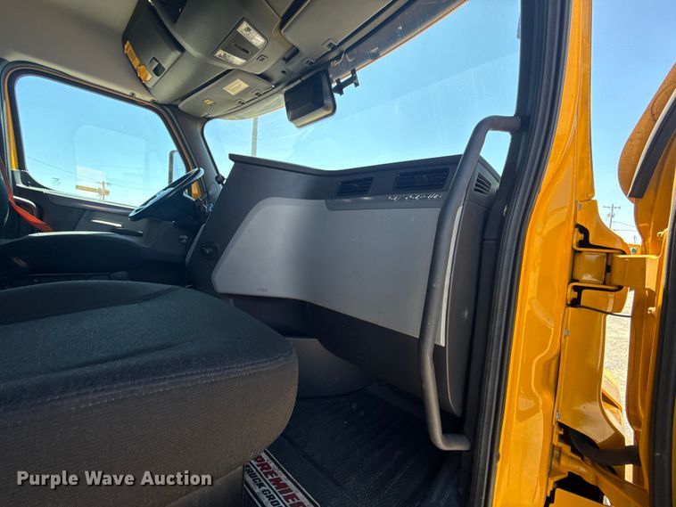 image for item NK9186 2022 Freightliner Cascadia 126 semi truck