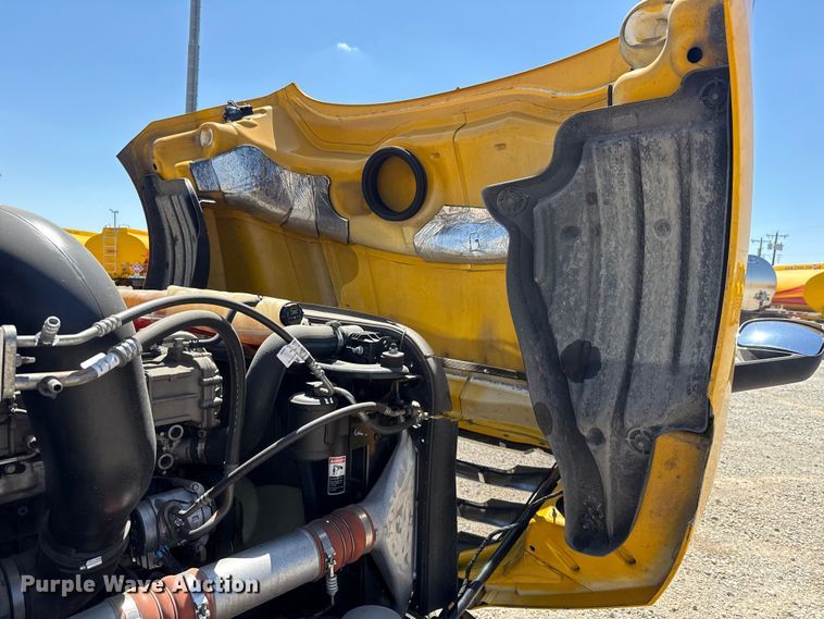 image for item NK9186 2022 Freightliner Cascadia 126 semi truck