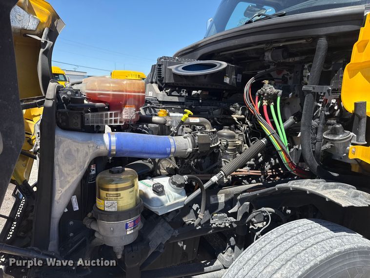 image for item NK9186 2022 Freightliner Cascadia 126 semi truck