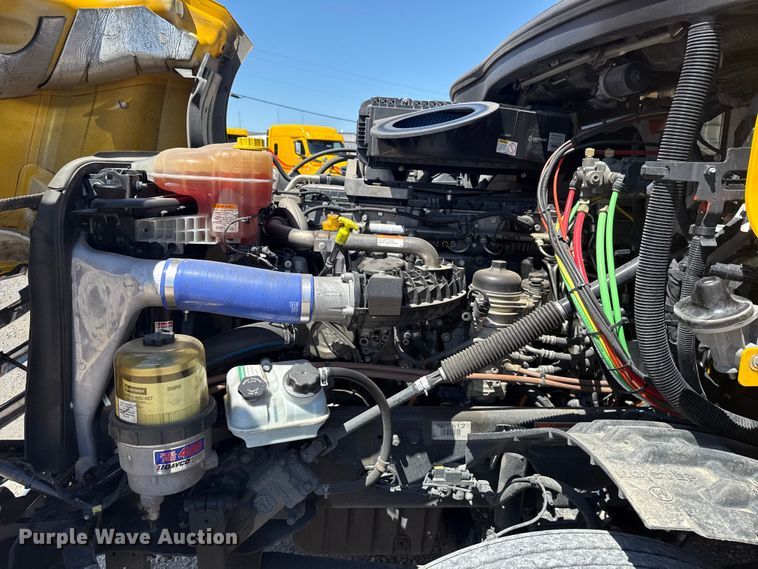 image for item NK9186 2022 Freightliner Cascadia 126 semi truck