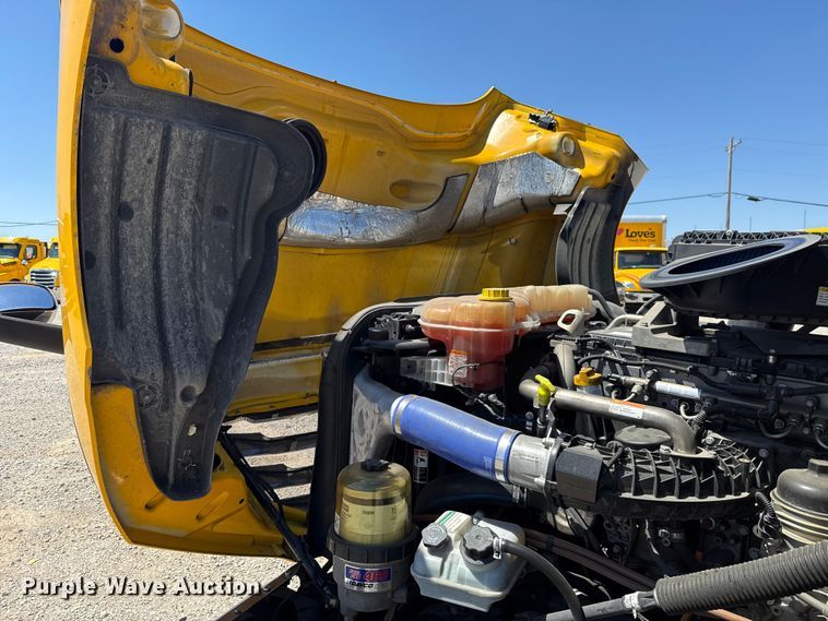 image for item NK9186 2022 Freightliner Cascadia 126 semi truck