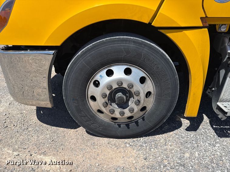 image for item NK9186 2022 Freightliner Cascadia 126 semi truck