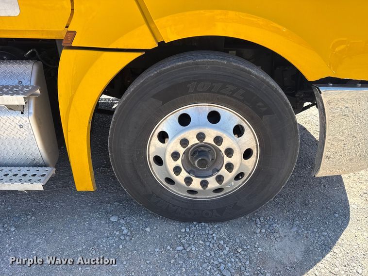 image for item NK9186 2022 Freightliner Cascadia 126 semi truck