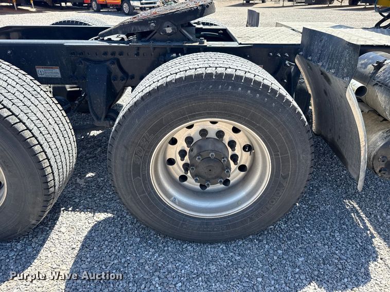 image for item NK9186 2022 Freightliner Cascadia 126 semi truck