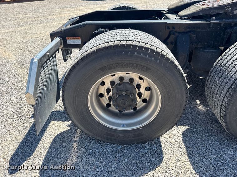 image for item NK9186 2022 Freightliner Cascadia 126 semi truck