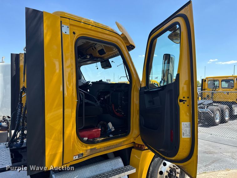 image for item NK9191 2024 Freightliner Cascadia 126 semi truck