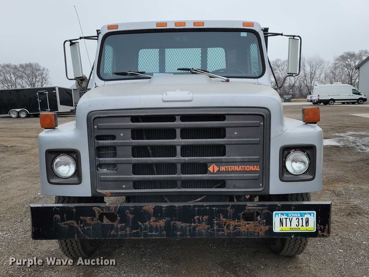 image for item NK9846 1984 International  1654 flatbed truck