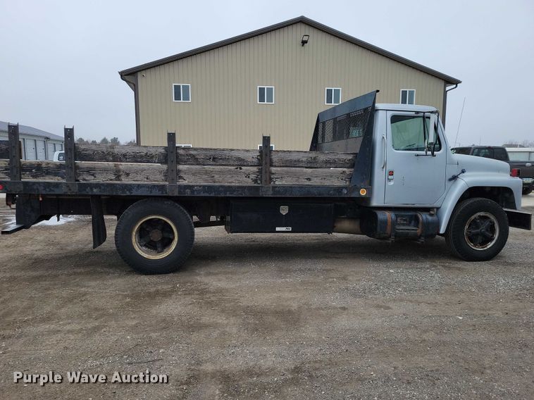 image for item NK9846 1984 International  1654 flatbed truck