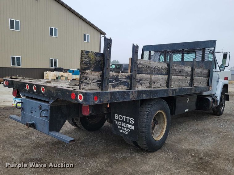 image for item NK9846 1984 International  1654 flatbed truck