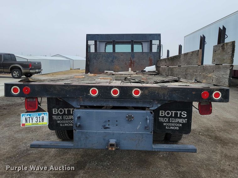 image for item NK9846 1984 International  1654 flatbed truck