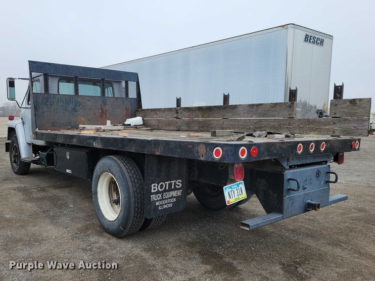 image for item NK9846 1984 International  1654 flatbed truck