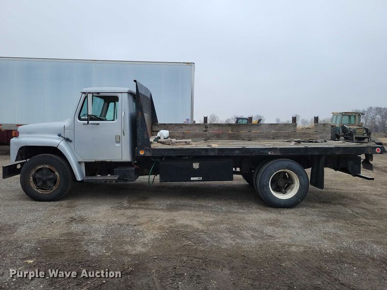 image for item NK9846 1984 International  1654 flatbed truck