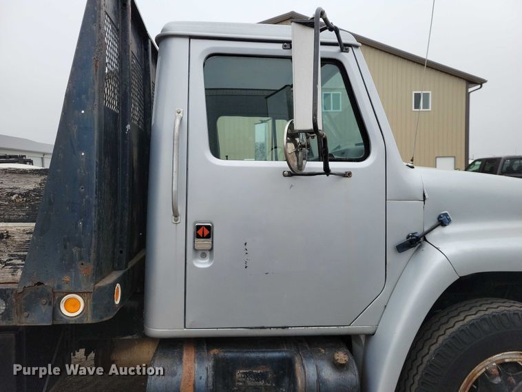 image for item NK9846 1984 International  1654 flatbed truck