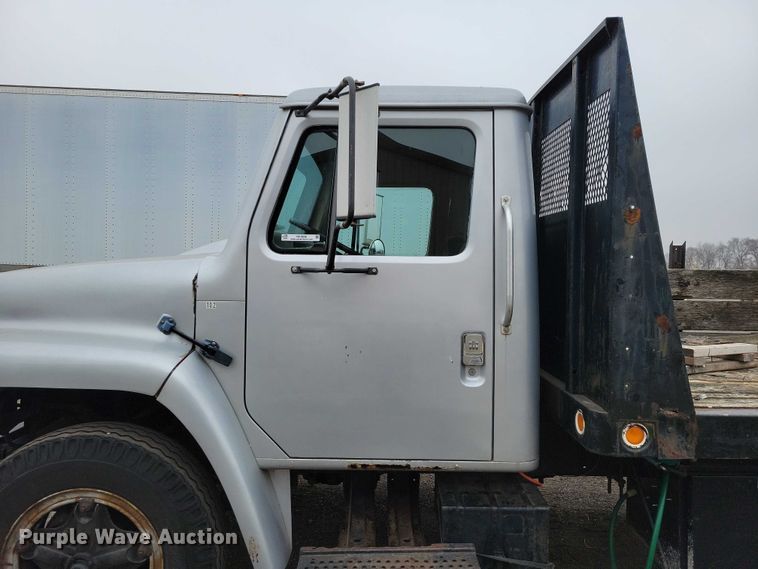 image for item NK9846 1984 International  1654 flatbed truck