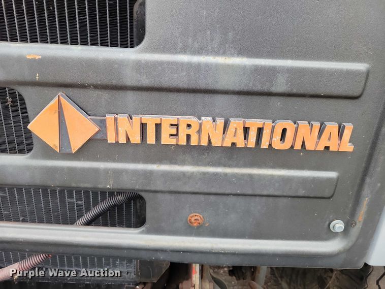 image for item NK9846 1984 International  1654 flatbed truck