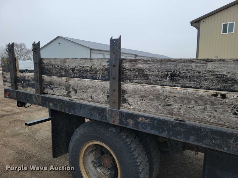 image for item NK9846 1984 International  1654 flatbed truck