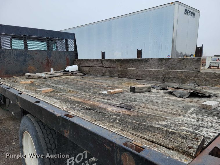 image for item NK9846 1984 International  1654 flatbed truck