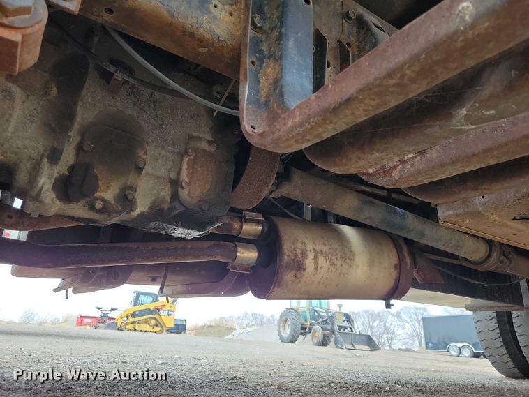 image for item NK9846 1984 International  1654 flatbed truck