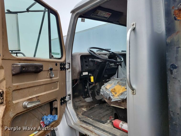 image for item NK9846 1984 International  1654 flatbed truck