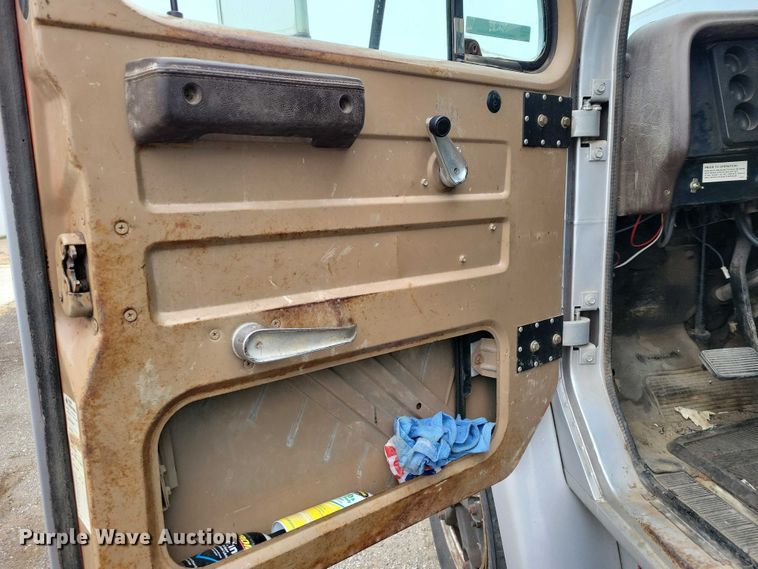 image for item NK9846 1984 International  1654 flatbed truck