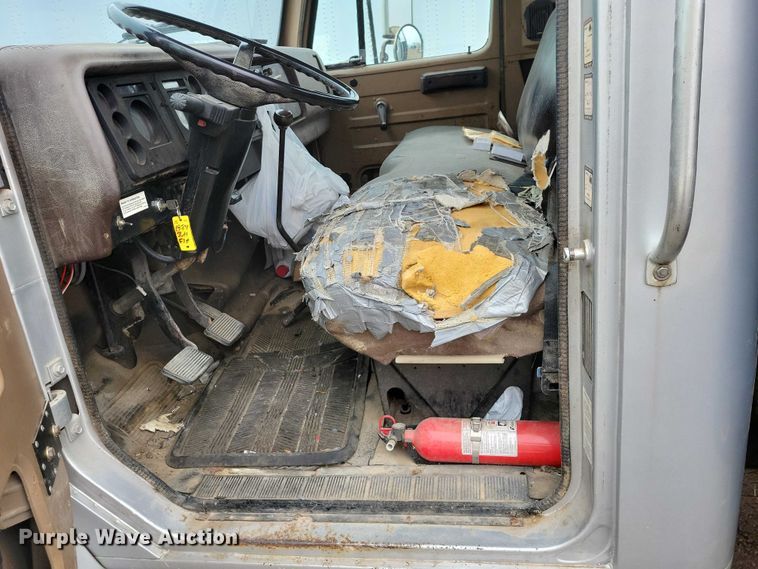 image for item NK9846 1984 International  1654 flatbed truck