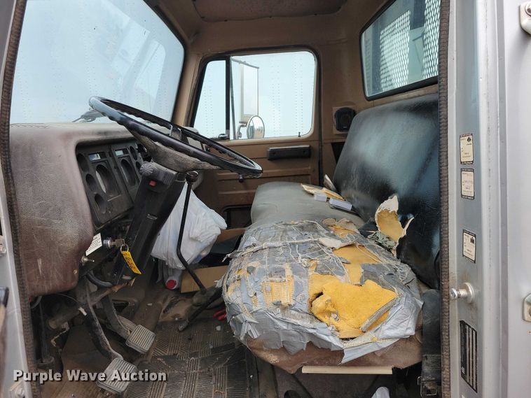 image for item NK9846 1984 International  1654 flatbed truck