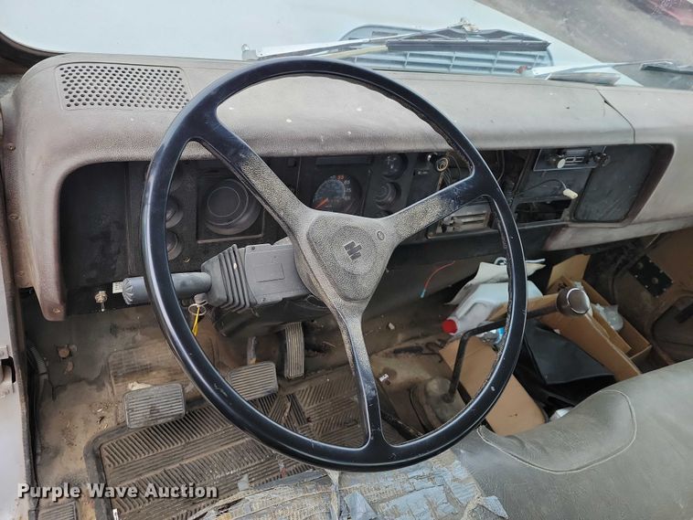 image for item NK9846 1984 International  1654 flatbed truck