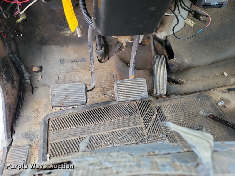 image for item NK9846 1984 International  1654 flatbed truck