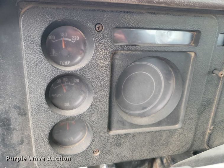 image for item NK9846 1984 International  1654 flatbed truck