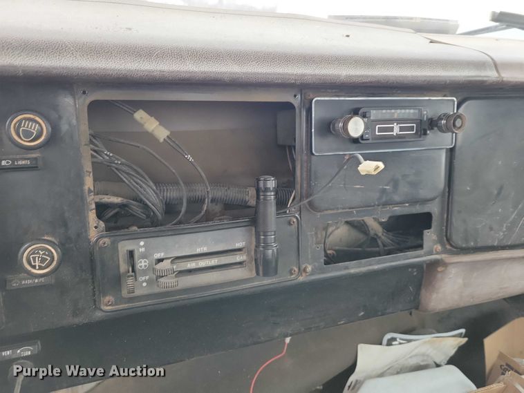 image for item NK9846 1984 International  1654 flatbed truck