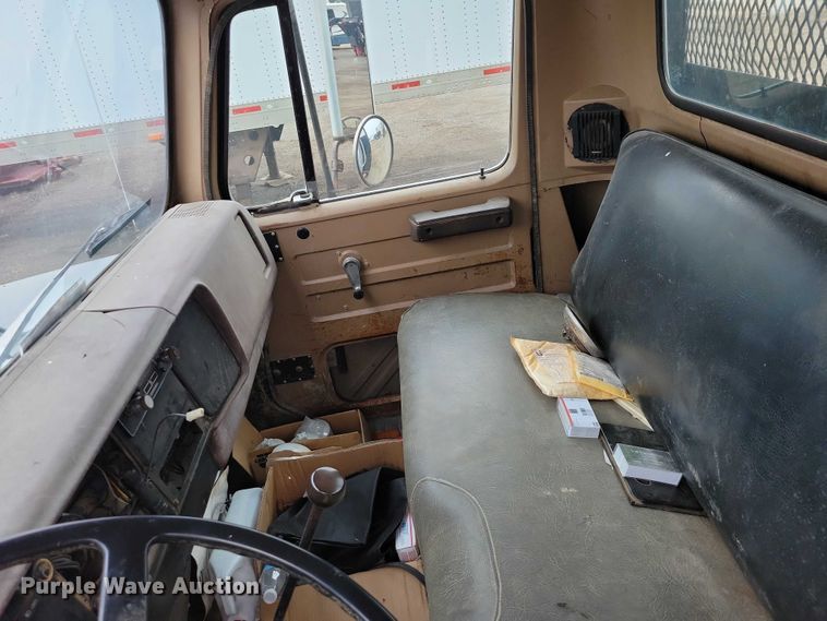 image for item NK9846 1984 International  1654 flatbed truck