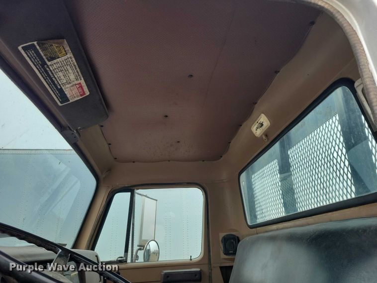 image for item NK9846 1984 International  1654 flatbed truck