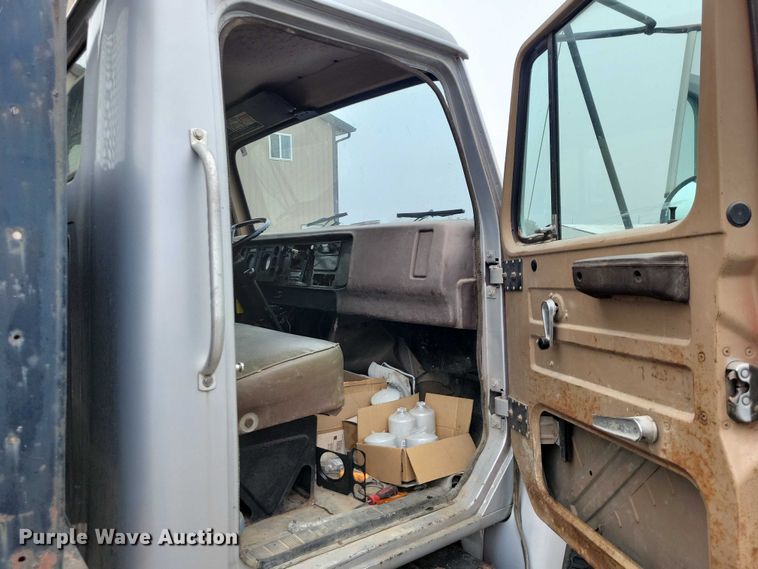 image for item NK9846 1984 International  1654 flatbed truck