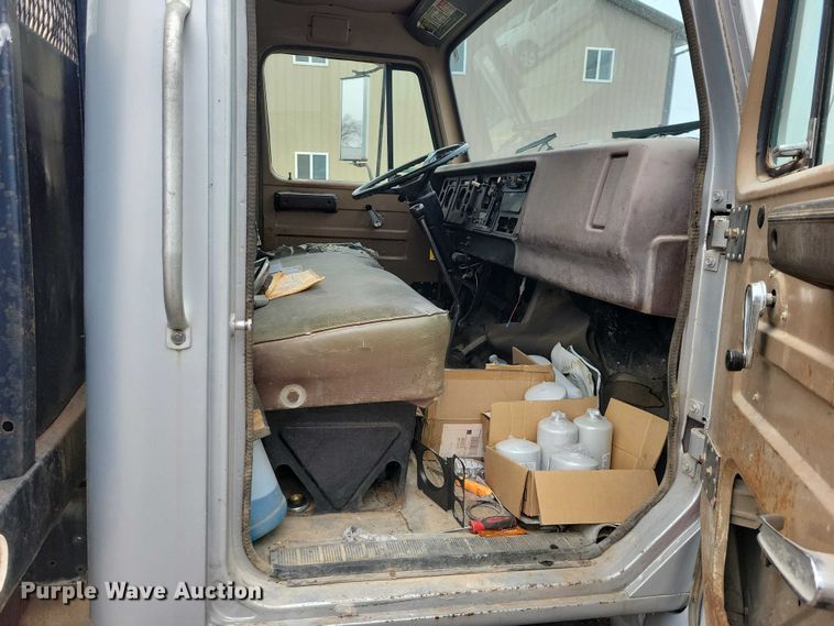 image for item NK9846 1984 International  1654 flatbed truck