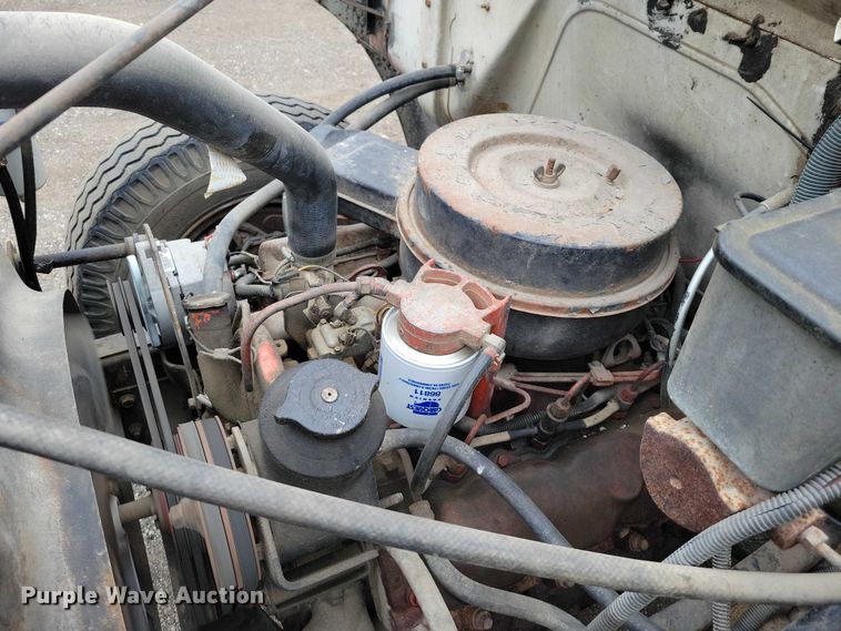 image for item NK9846 1984 International  1654 flatbed truck