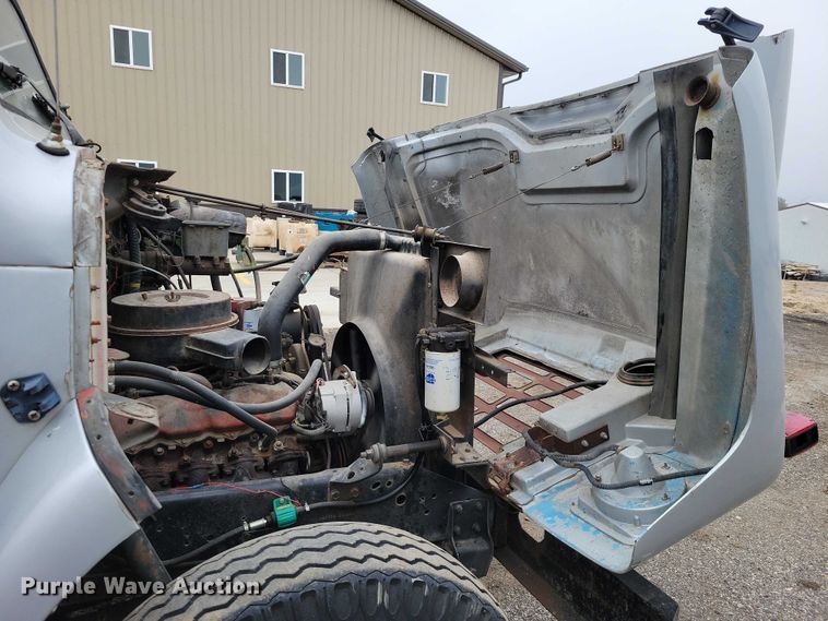 image for item NK9846 1984 International  1654 flatbed truck