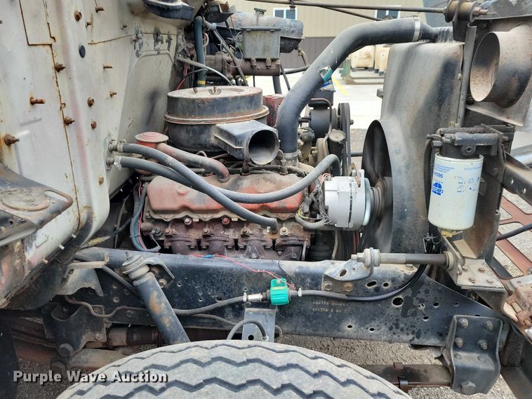 image for item NK9846 1984 International  1654 flatbed truck