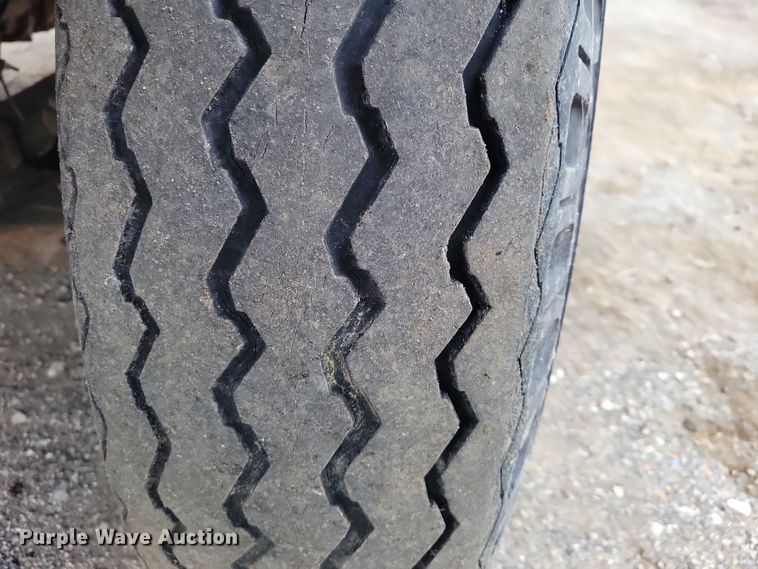 image for item NK9846 1984 International  1654 flatbed truck