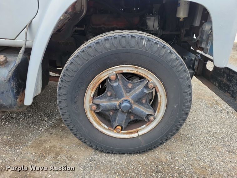 image for item NK9846 1984 International  1654 flatbed truck