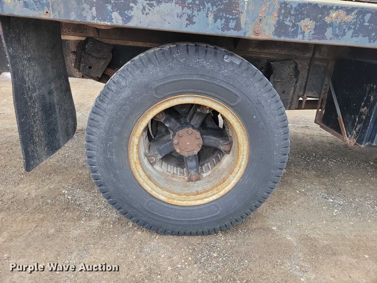 image for item NK9846 1984 International  1654 flatbed truck