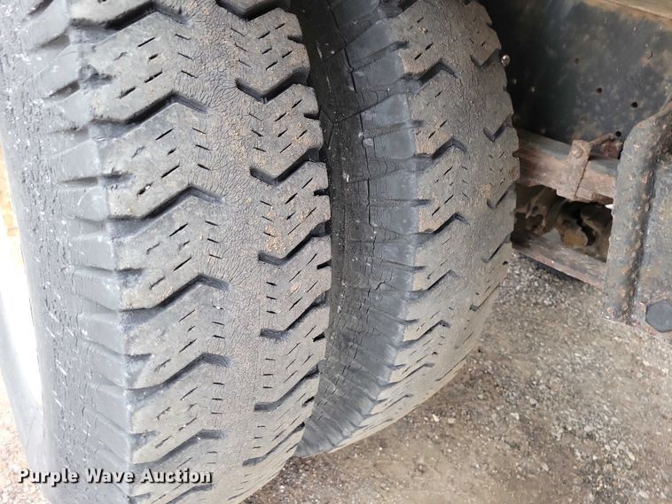 image for item NK9846 1984 International  1654 flatbed truck